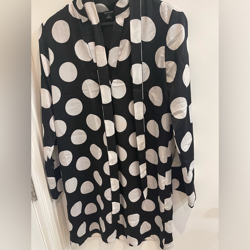 Ann Taylor black and white polka dot dress. Size ça